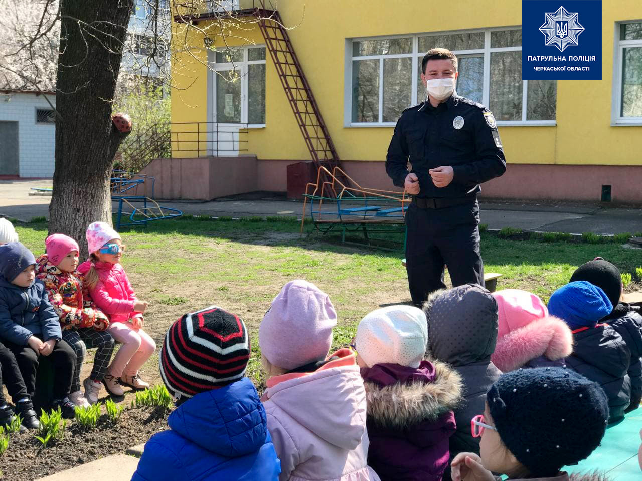 патрульний спілкується з дітьми