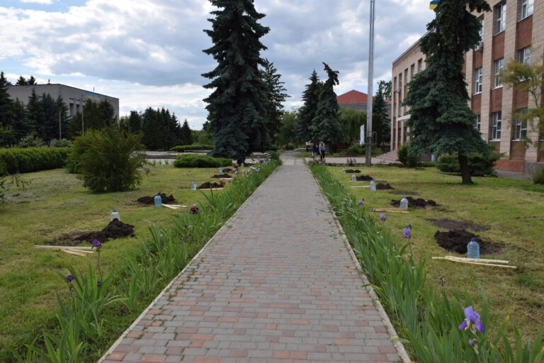 У пам’ять про загиблих героїв на Черкащині висадили алею магнолій (Фото)