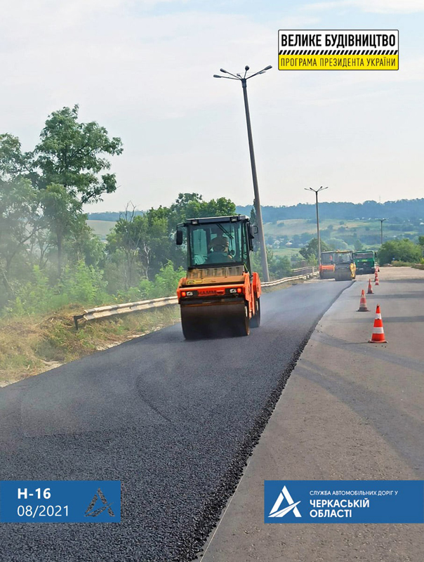 каток укладає асфальт
