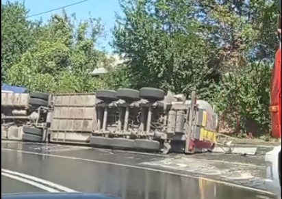 перевернулася фура
