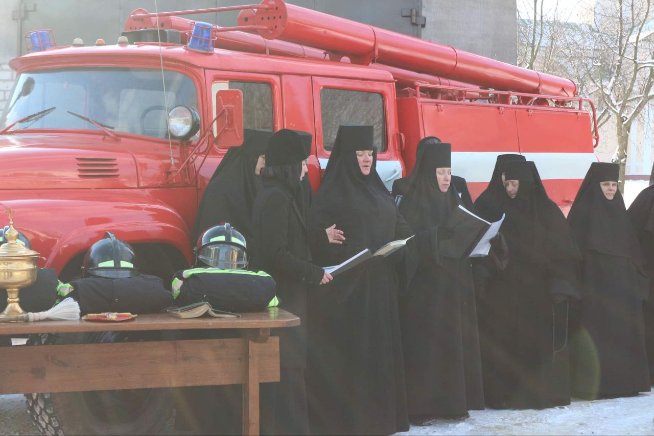 монахині пожежна команда добровольці монастир