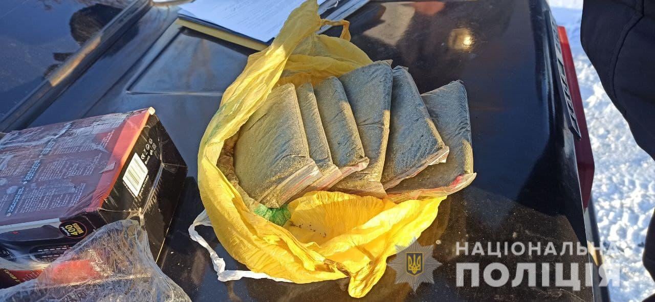 пів кілограма канабісу
