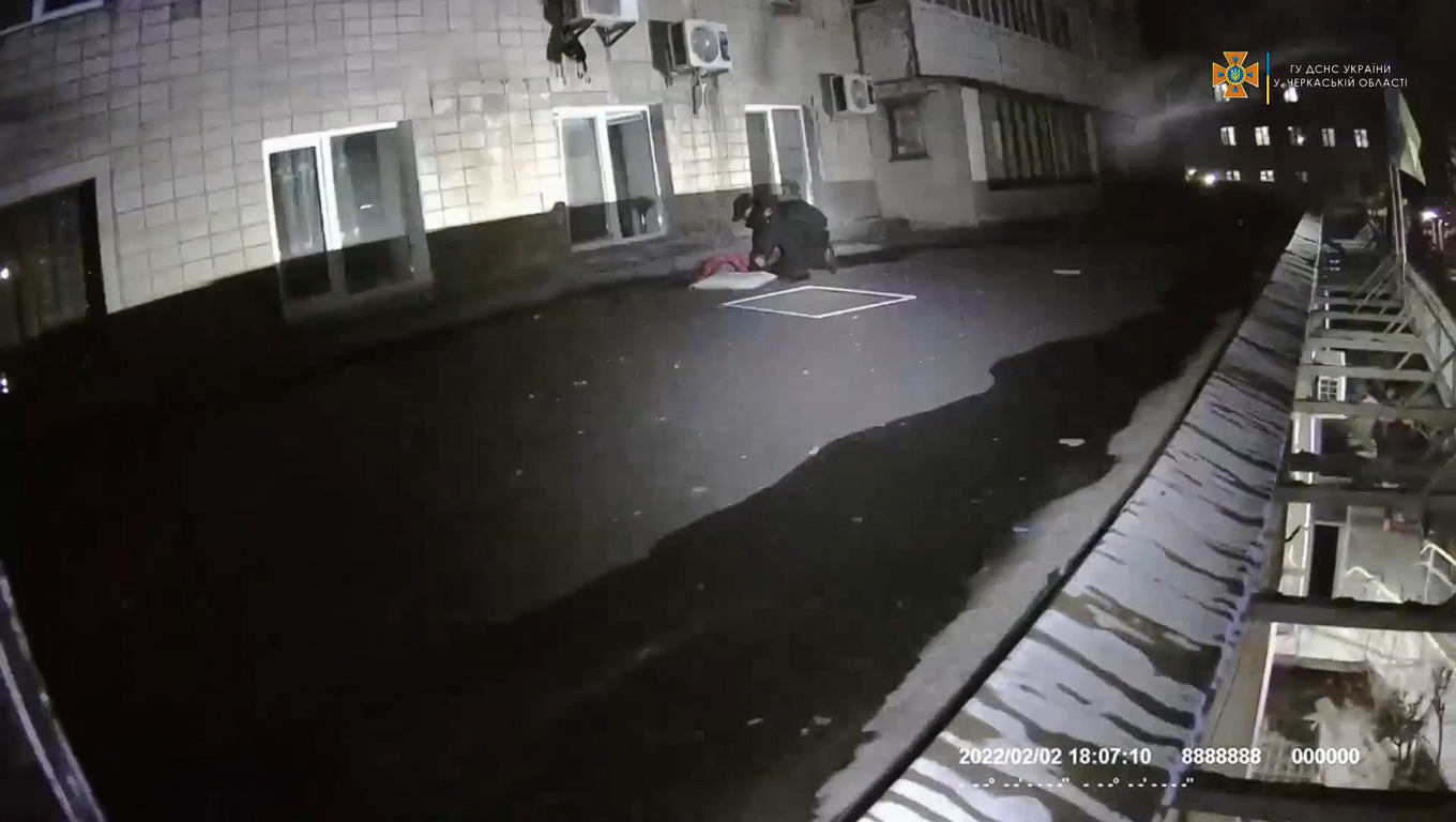 У Черкасах жінка випала з вікна