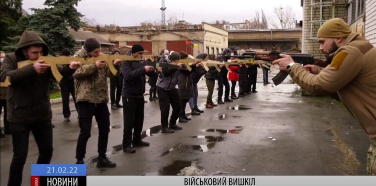 Черкасці взялися за зброю: як триває військовий вишкіл для цивільних (ВІДЕО)
