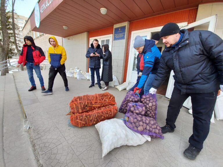 Як вулик: у Черкасах працює центр допомоги переселенцям та армії (ВІДЕО)