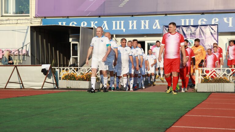 Чиновники зіграли з бізнесменами в футбол заради ветеранів