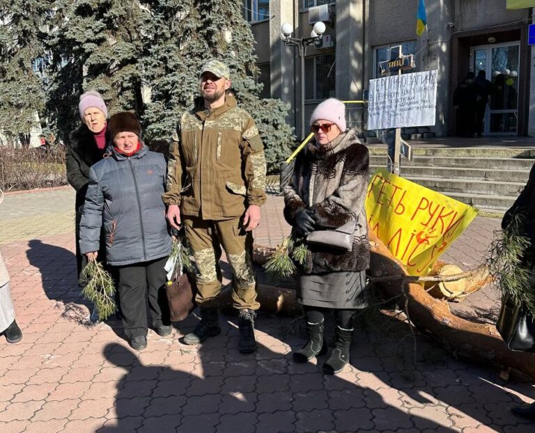 У Черкасах перед владною будівлею встановили хрест