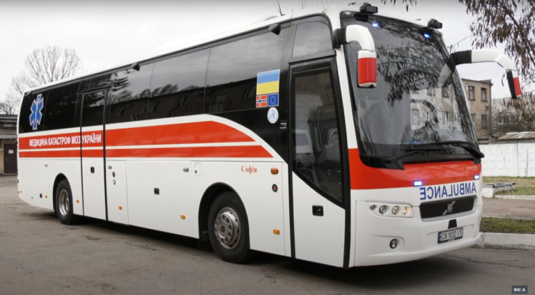 Як медики черкаської швидкої перевозять тяжких хворих автобусом (ВІДЕО)
