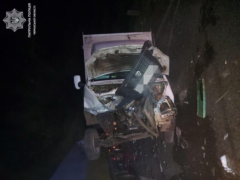 На Черкащині фура в’їхала в припаркований автомобіль: є травмований