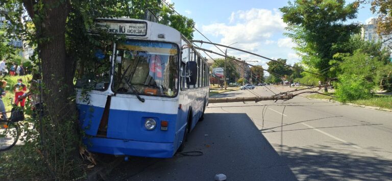 У Черкасах тролейбус із пасажирами врізався в дерево