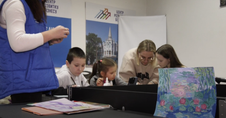 У Черкасах для всіх охочих проводять безкоштовну арт-терапію (ВІДЕО)