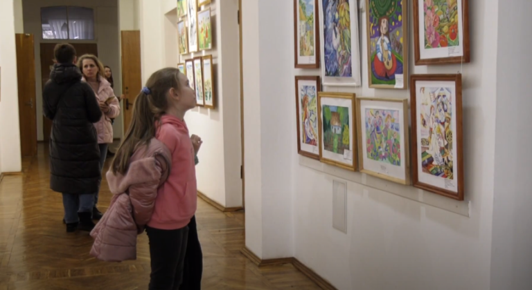 У Черкаському художньому музеї експонували малюнки учнів мистецьких шкіл до Шевченківських днів (ВІДЕО)