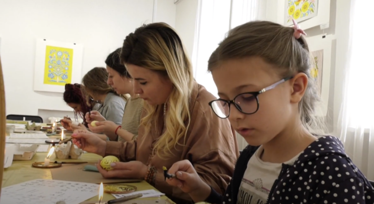 Медитація та зв’язок з поколіннями: черкасців навчають створювати писанки (ВІДЕО)