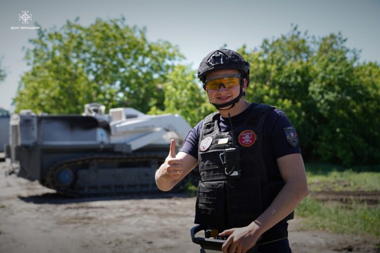 Черкаські піротехніки розміновують деокуповані території (ВІДЕО) 