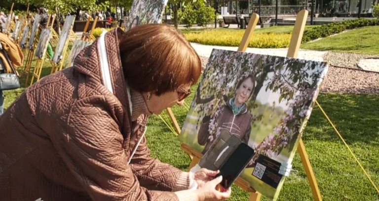 Черкащанам представили фотовиставку, присвячену родинам полеглих захисників (ВІДЕО)