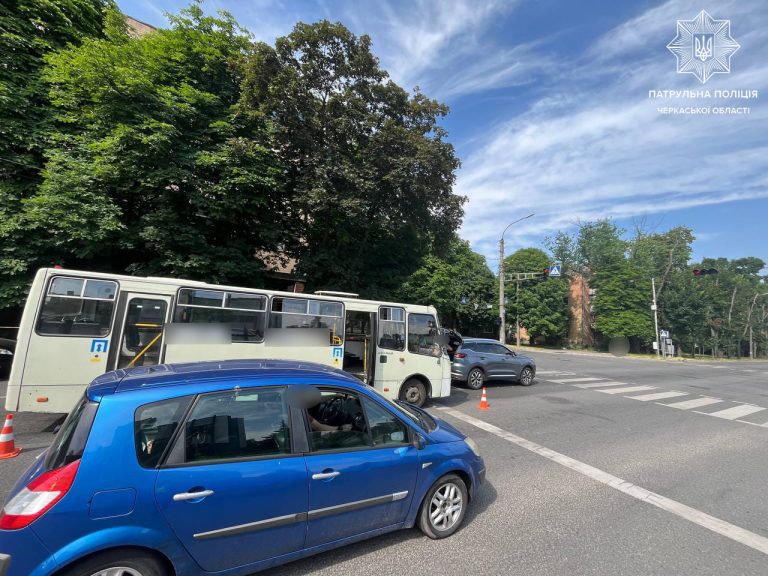 У Черкасах маршрутний автобус врізався в легковик
