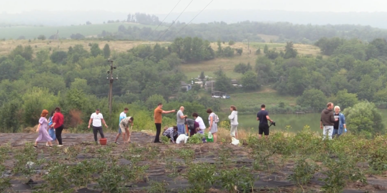 З піснями і танцями на Черкащині висадили більше 3 тисяч кущів півоній (ВІДЕО)
