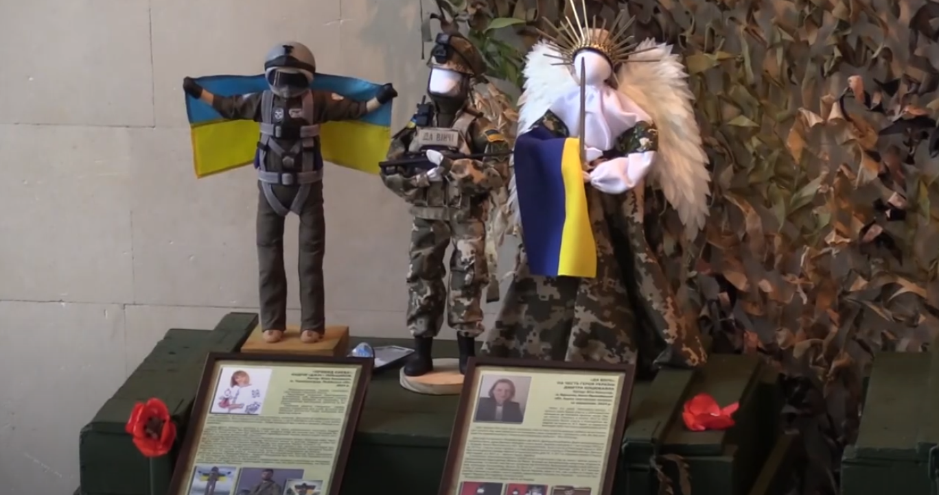 ляльки військові