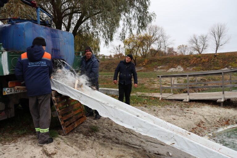 В річку Ірклій випустили мальків товстолоба, коропа та білого амура