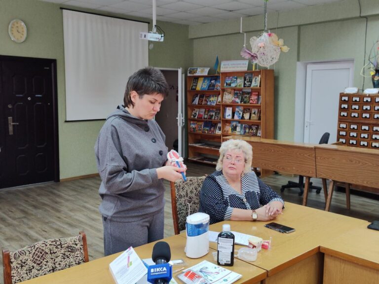 Черкаська стоматологиня розповіла жінкам, як і чим правильно чистити зуби