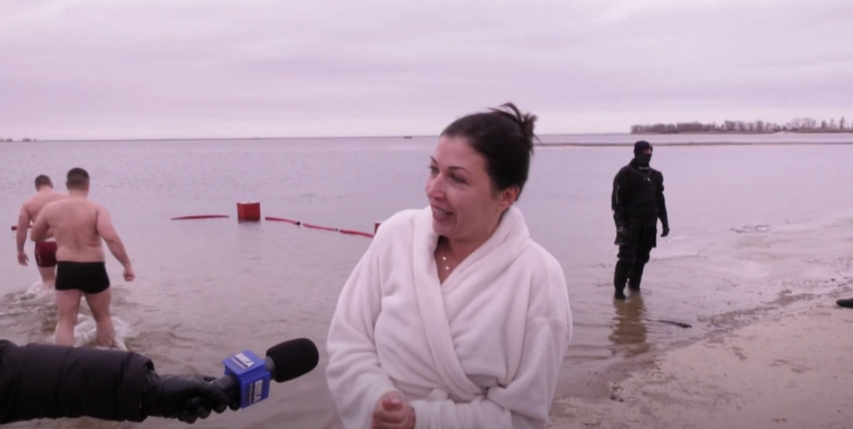 На Водохреща черкасці зміцнювали силу свого духу у Дніпрі (ВІДЕО) 