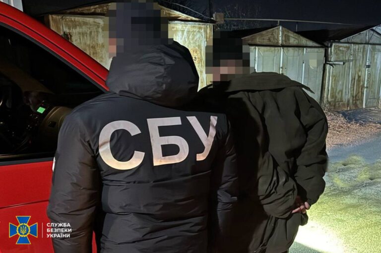 СБУ та Нацполіція затримали ділка, який намагався влаштувати нелегальний продаж «трофейної» зброї