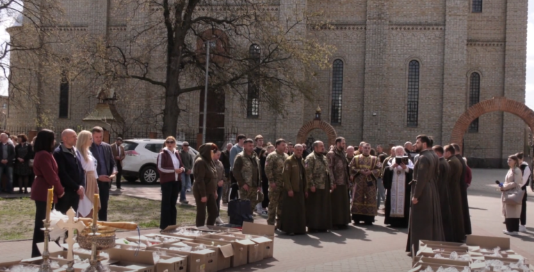 У Черкасах зібрані містянами паски освятили і відправили на передову (ВІДЕО)