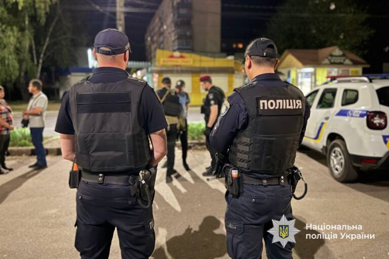 У Черкасах чоловік влаштував різанину на автобусній зупинці (ВІДЕО)