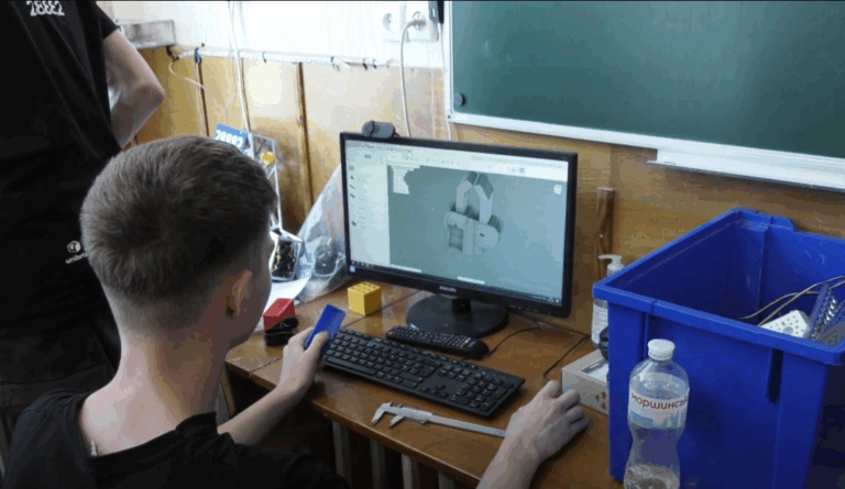 3D-моделювання і написання коду: як у Черкасах школярі створюють роботів (ВІДЕО)