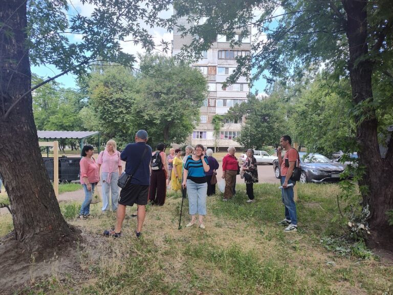 У Черкасах мешканці будинків виступили проти вирубки дерев і побудови закусочної (ВІДЕО)