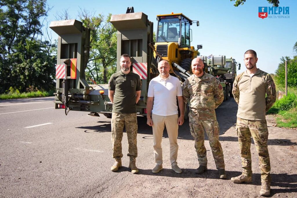 У Черкасах передали техніку для військових
