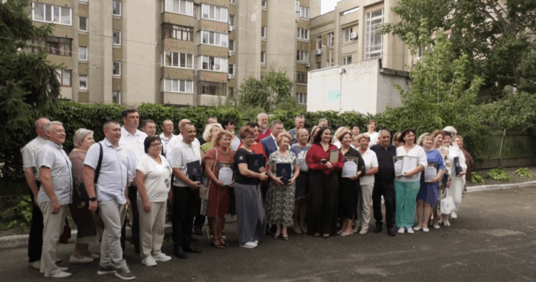 Черкаських освітян урочисто відзначили за підтримку захисників (ВІДЕО)