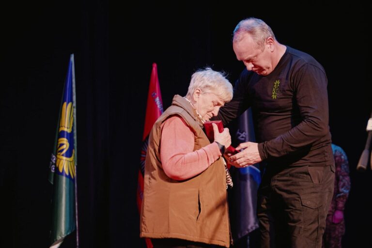 «Захисник України — Герой Черкас»: родинам полеглих захисників вручили нагороди (ВІДЕО)