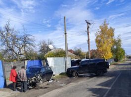 У Черкасах позашляховик влетів у припарковане авто й збив двох пішоходів