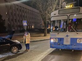 ДТП у центрі Черкас: водійка не пропустила тролейбус (ФОТО)