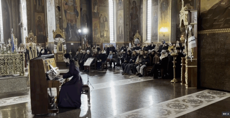 У соборі в Черкасах співали про народження Христа і збирали благодійні внески (ВІДЕО)