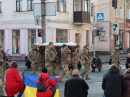 В Умані «живим коридором» провели в останню путь військового