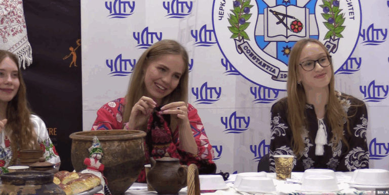 Ворожили і танцювали: черкаські студенти провели “Андріївські вечорниці” (ВІДЕО)