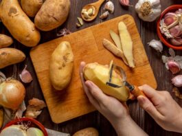 Лушпиння від картоплі не йде у смітник, а працює на майбутній врожай