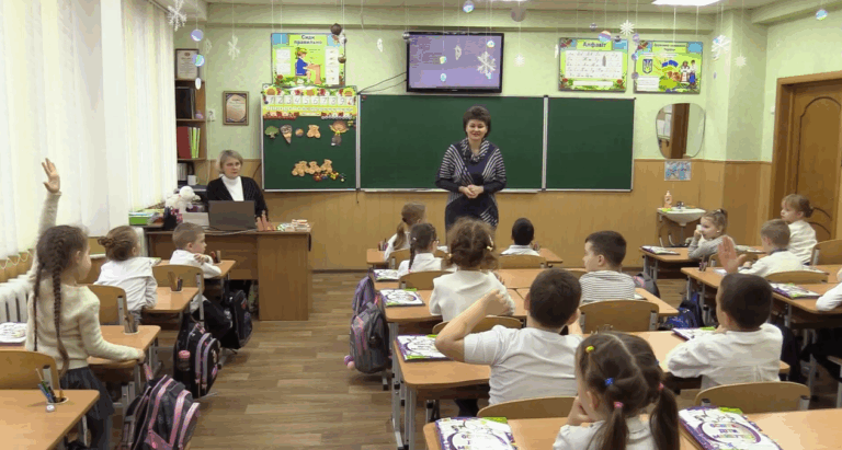 Черкаська стоматологиня розповідає у школах, як правильно чистити зуби (ВІДЕО)