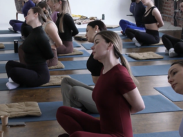 Добра справа для себе та інших: у Черкасах провели благодійне заняття з йоги (ВІДЕО)