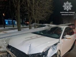 ДТП у Черкасах: водійка без права керування в’їхала в електроопору