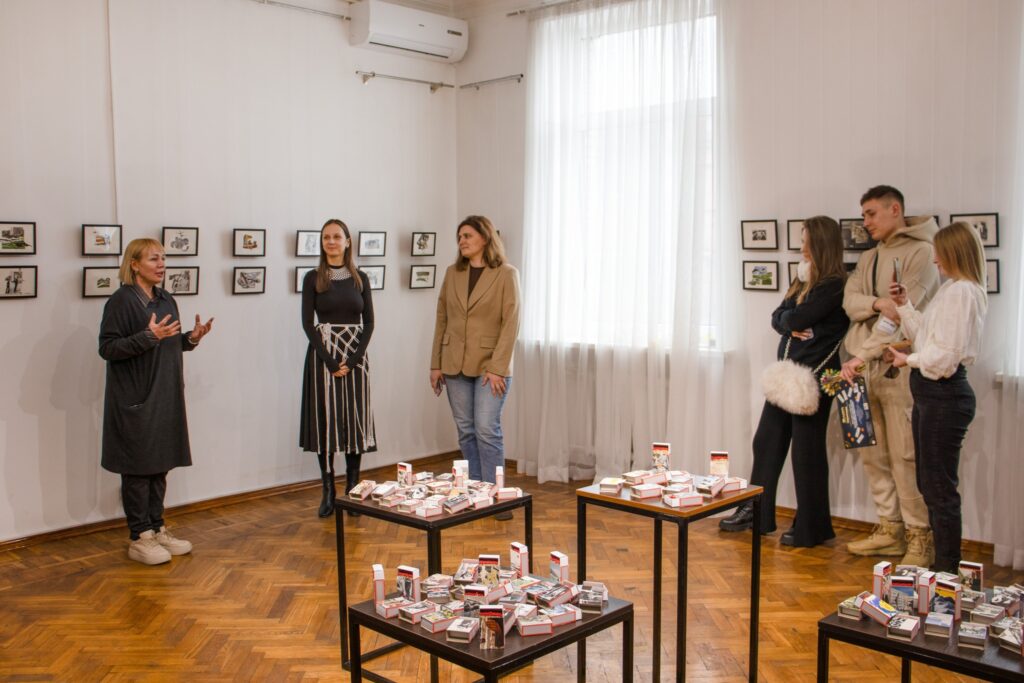 «100 історій»: у Черкасах презентували виставку колажів місцевої мисткині