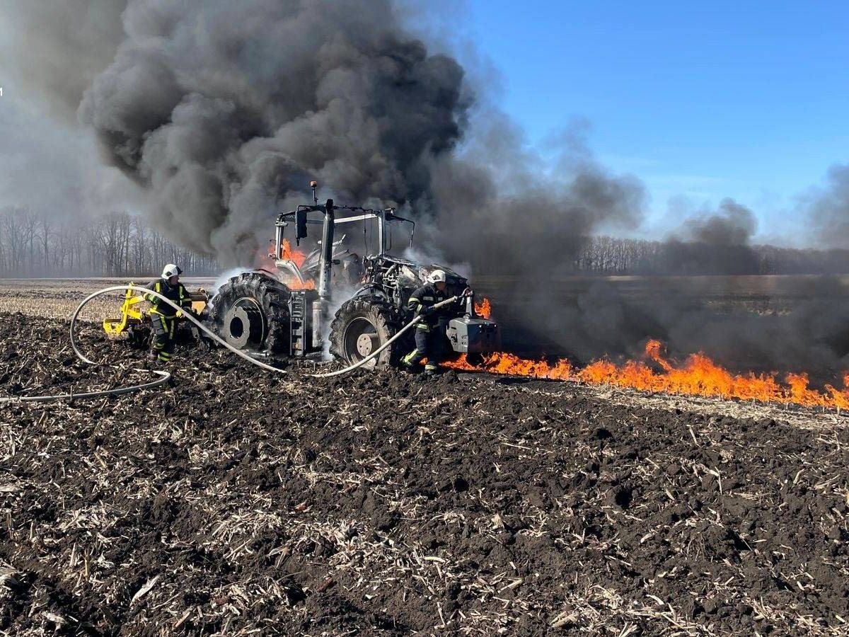 На Уманщині на полі загорівся трактор